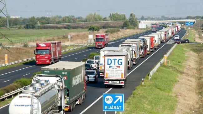 Rakúsko kontroluje hranice s Maďarskom, doprava kolabuje