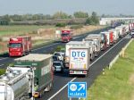 Rakúsko kontroluje hranice s Maďarskom, doprava kolabuje