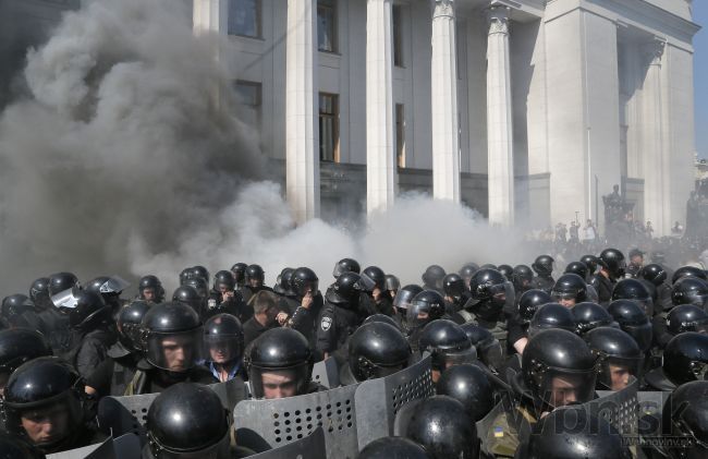 V Kyjeve to vrie, parlament hlasuje o štatúte Donbasu