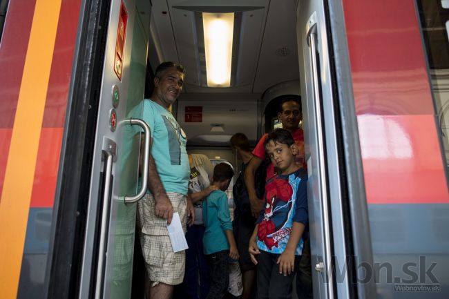 Migranti zaplnili v Budapešti vlaky smerujúce na Západ