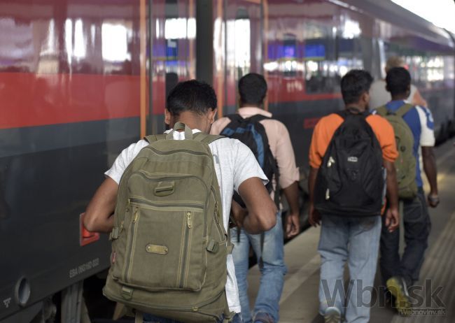 Česi zadržali vo vlaku stovky migrantov, očíslovali ich