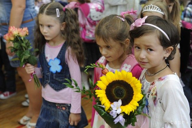 Do školy s úsmevom a bez dáždnika: Prvý deň vyučovania bude slnečný
