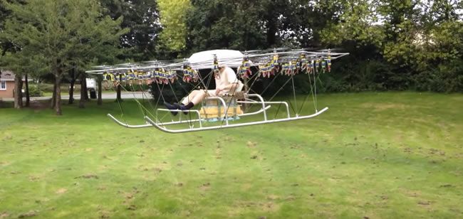 Video: Muž skonštruoval obrovský dron, na ktorom môže lietať