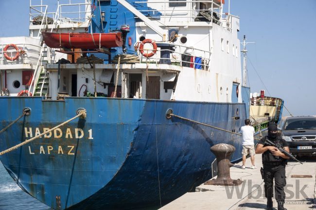 Grécko zadržalo loď so zásielkou zbraní, smerovala do Líbye