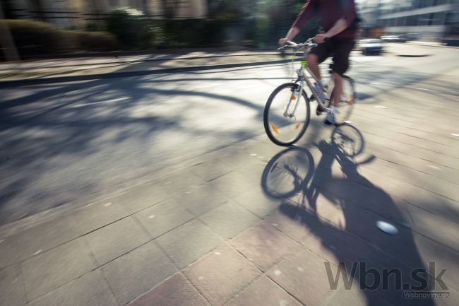 V Košiciach zrazil cyklista dôchodkyňu, je ťažko zranená