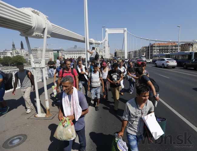 V Budapešti zrušili vlaky, migranti vyrazili do Rakúska pešo