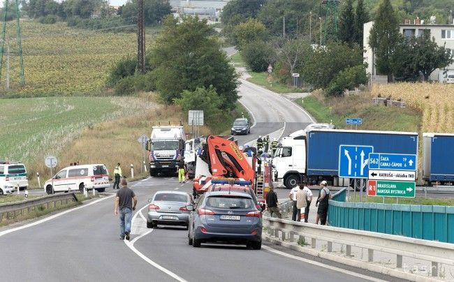 Autobus plný detí sa v Nitre zrazil s dvomi kamiónmi