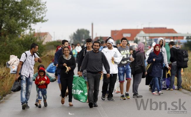Rakúsko zatvorilo hranice, migranti sa tam vybrali pešo