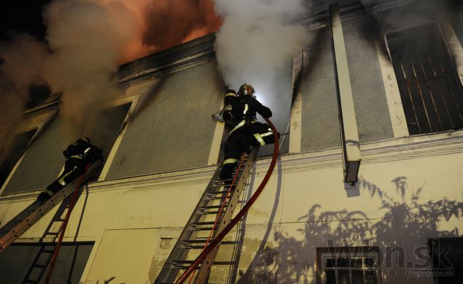V Chynoranoch horí sklad, zasahujú desiatky hasičov