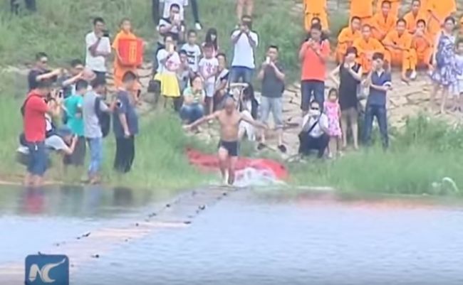 Video: Že na vode sa behať nedá? Sledujte tohto mnícha!