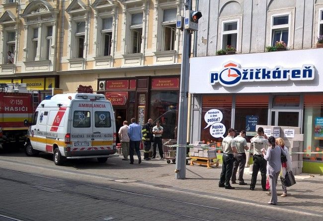 Zamuroval ženu v pobočke a teraz sa jej vyhráža