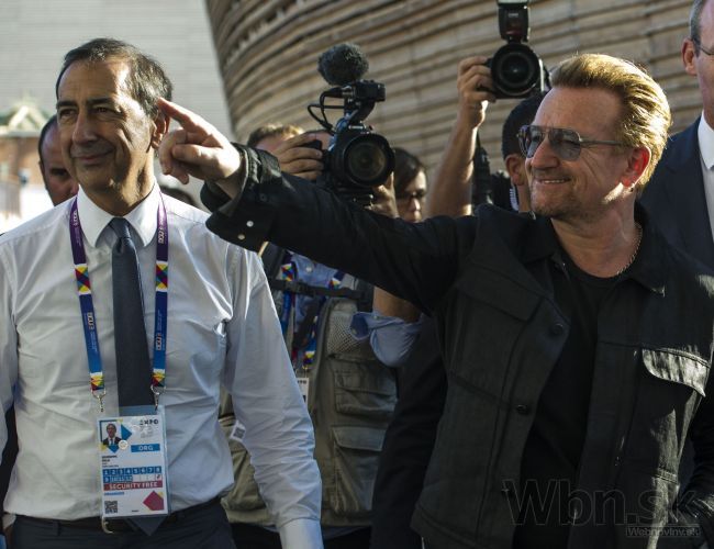 Bono pochválil Európu za zmenu prístupu k utečencom