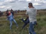 Maďarská kameramanka kopala do migrantov, vyhodili ju