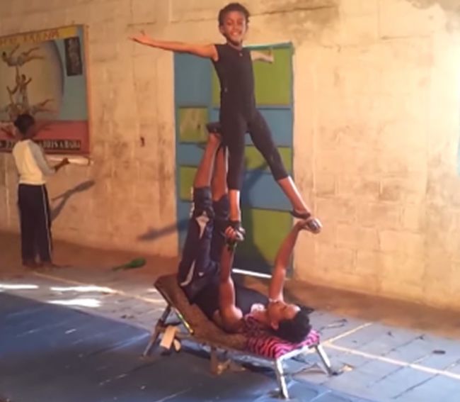 Video: Neskutočná akrobatická dvojica