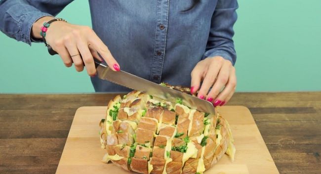 Video: Ako si urobiť lahodný cesnakovo-syrový chlieb