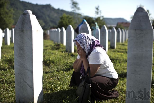 Srbsko obvinilo ôsmich mužov z masakry v Srebrenici