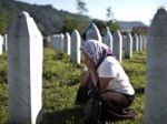 Srbsko obvinilo ôsmich mužov z masakry v Srebrenici