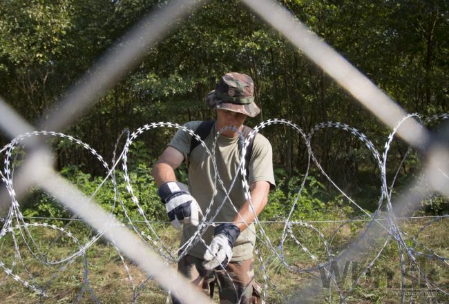 Orbán hovorí o vzbure migrantov, vojakov poslal stavať plot