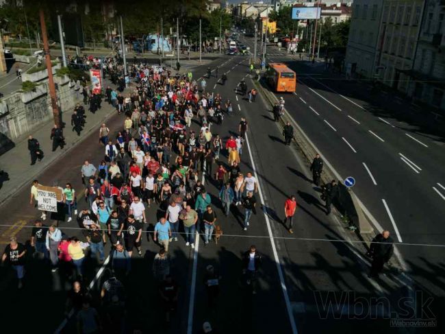 Bratislavou pochodujú Slováci, protestujú proti islamizácii