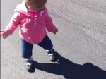 Video: Keď dieťa prvýkrát objaví svoj vlastný tieň