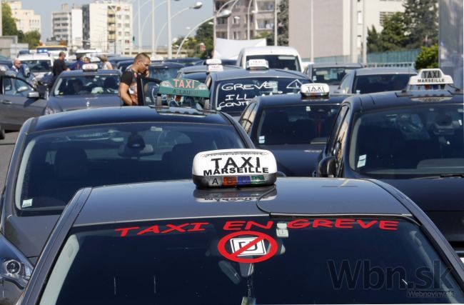 Taxikári v Bruseli protestujú proti službe Uber
