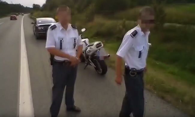 Video: Česká polícia vs. motorkár