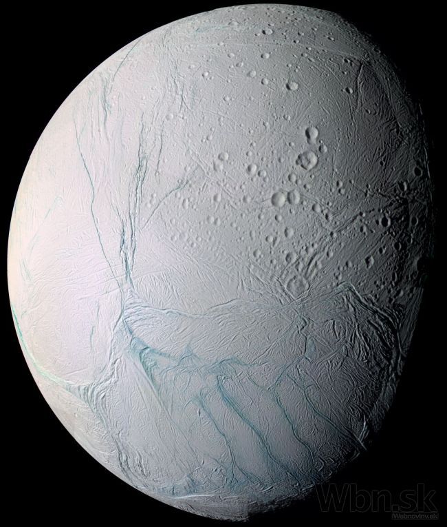 Oceán na Saturnovom mesiaci Enceladus je pod celým povrchom