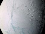 Oceán na Saturnovom mesiaci Enceladus je pod celým povrchom