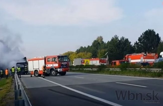 Video: Na českej D1 došlo k zrážke, o život prišlo päť ľudí