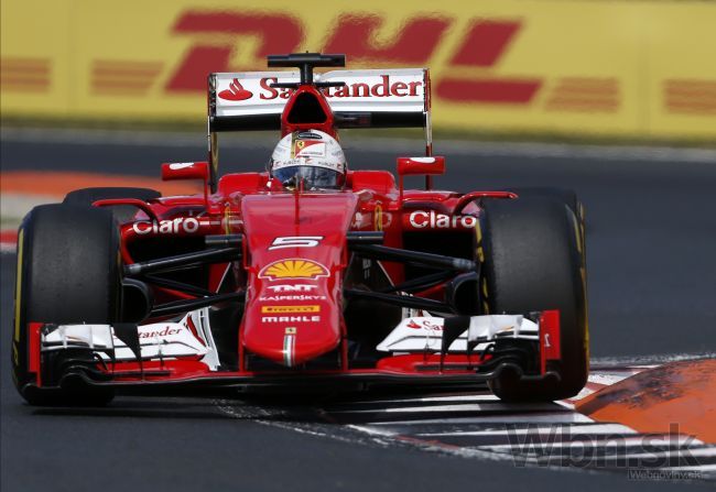 Mercedes zažil blamáž, pole position v Singapure pre Vettela
