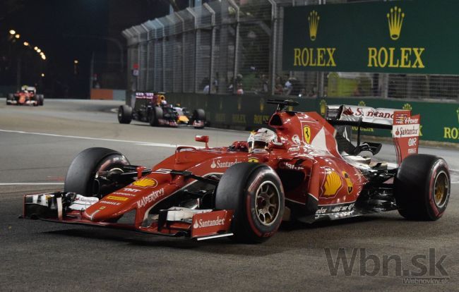 Vettel ovládol VC Singapuru, Hamilton preteky nedokončil
