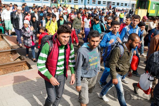 Rakúsko prijalo cez víkend vyše 20-tisíc utečencov
