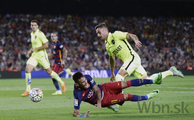 Video: Messi dal aj nedal penaltu, Barca stále stopercentná