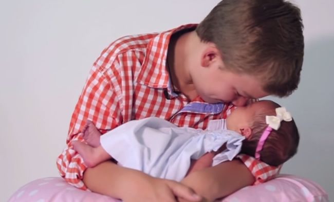 Video: Ako šesť bratov privíta svoju malú sestričku?
