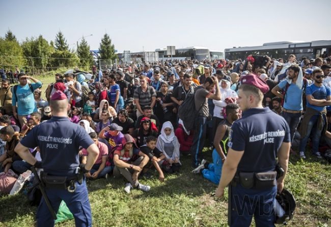 Orbán varuje: Migranti nielen klopú na dvere, už ich vykopli