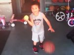 Video: Päťročný chlapec hrá basketbal lepšie než vy