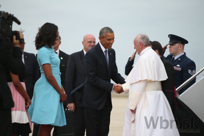 Video: Pápež priletel na návštevu do USA, privítal ho Obama