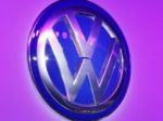 Volkswagen padá, za dva dni klesli jeho akcie o 40 percent