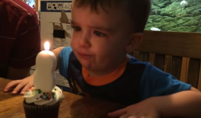 Video: Keď sa chlapcovi nedarí sfúknuť sviečku