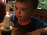 Video: Keď sa chlapcovi nedarí sfúknuť sviečku