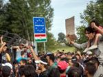 Prílev migrantov láme rekordy, do Maďarska ich prúdia tisíce