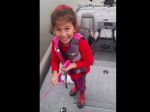 Video: Dievča chytilo obrovskú rybu na Barbie udicu
