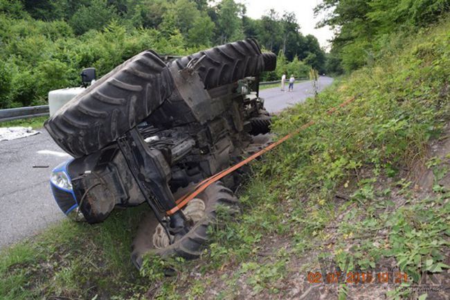 Traktor zavalil v ťažkom lesnom teréne dvoch mužov, zomreli