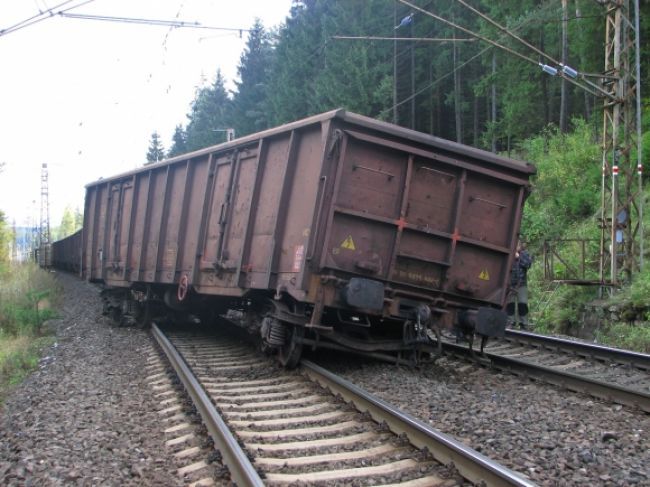 V Devínskej Novej Vsi sa vykoľajil vlak, doprava je narušená