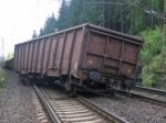 V Devínskej Novej Vsi sa vykoľajil vlak, doprava je narušená