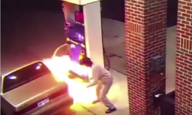 Video: Chcel podpáliť pavúka, podpálil benzínku
