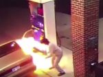 Video: Chcel podpáliť pavúka, podpálil benzínku