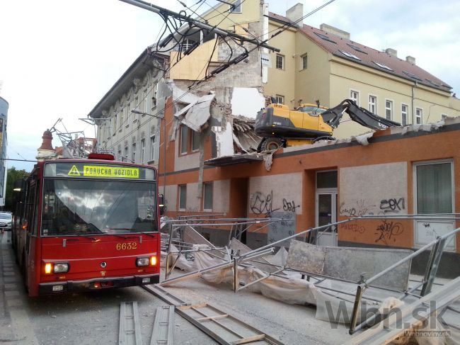 V centre Bratislavy sa na trolejbus zrútilo lešenie