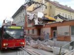 V centre Bratislavy sa na trolejbus zrútilo lešenie