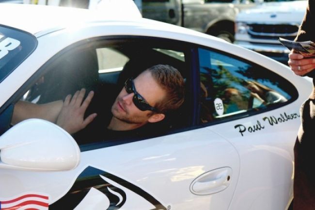 Dcéra Paula Walkera žaluje Porsche, automobilka vinu odmieta